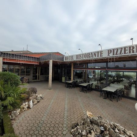 New Napoleonico Hotel Bondeno Bagian luar foto